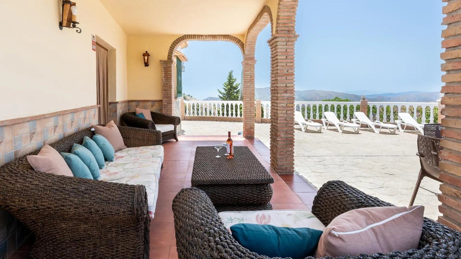 Acogedora Villa Con Piscina, Barbacoa, Chimenea Y Vistas A La Sierra Sayalonga