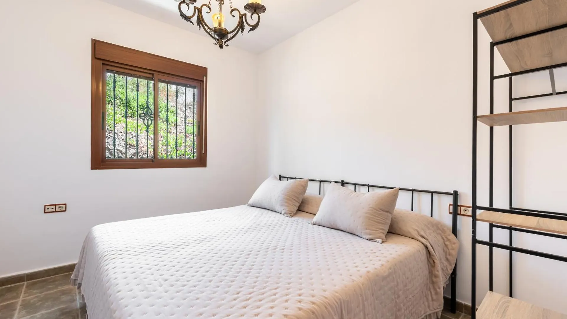 Acogedora Villa Con Piscina, Barbacoa, Chimenea Y Vistas A La Sierra Sayalonga